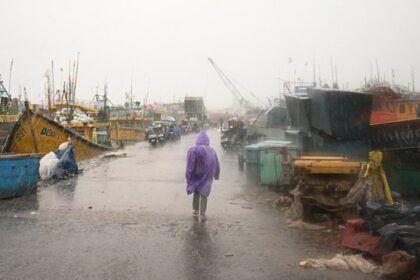 Al menos 3 muertos y miles de evacuados por el paso del ciclón Arnab por el este de India