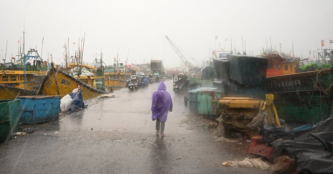 Al menos 3 muertos y miles de evacuados por el paso del ciclón Arnab por el este de India
