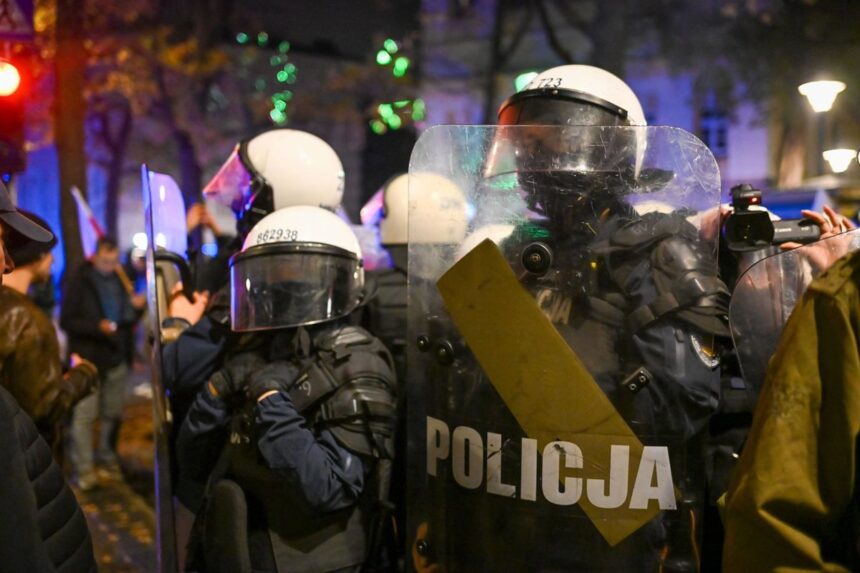 El presidente de Polonia ordena retirar el bloqueo policial y convoca al Parlamento