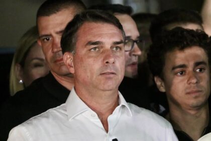 Flávio Bolsonaro justifica su salida de Brasil y plantea nuevas elecciones antes de 2030