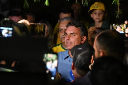 Flávio Bolsonaro llega a EEUU tras abandonar Brasil después de su derrota electoral ante Lula