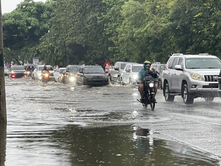 Lluvias inundan calles y provocan tapones en el gran santo domingo; autoridades reportan acumulados de hasta 113 milímetros