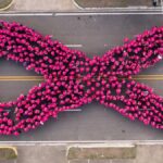 Más de 1,100 personas forman en Santiago un lazo humano por la prevención del cáncer de mama
