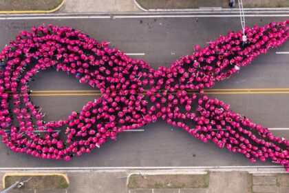 Más de 1,100 personas forman en Santiago un lazo humano por la prevención del cáncer de mama