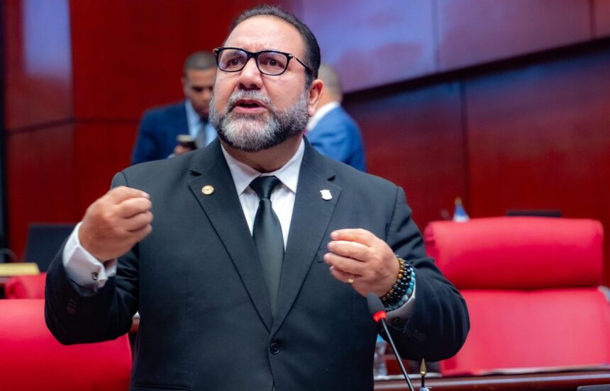 Ramón Rogelio Genao respalda salida de su hijo del PRSC y mantiene su militancia